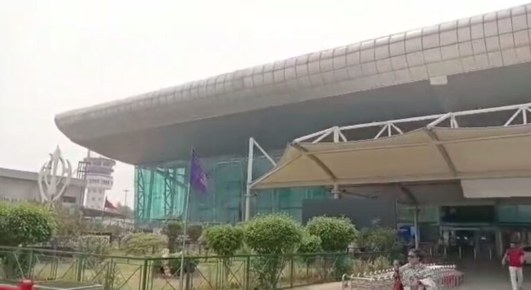 ਅੰਮ੍ਰਿਤਸਰ ਹਵਾਈ ਅੱਡੇ ’ਤੇ ਕਸਟਮ ਵਿਭਾਗ ਦੀ ਕਾਰਵਾਈ/ 89 ਲੱਖ ਕੀਮਤ ਦੇ 45 ਆਈਫੋਨ ਬਰਾਮਦ/ ਸ਼ਾਰਜਾਹ ਤੋਂ ਆਏ ਯਾਤਰੀਆਂ ਤੋਂ ਮਿਲੀਆਂ ਵਿਦੇਸ਼ੀ ਸਿਗਰਟਾਂ