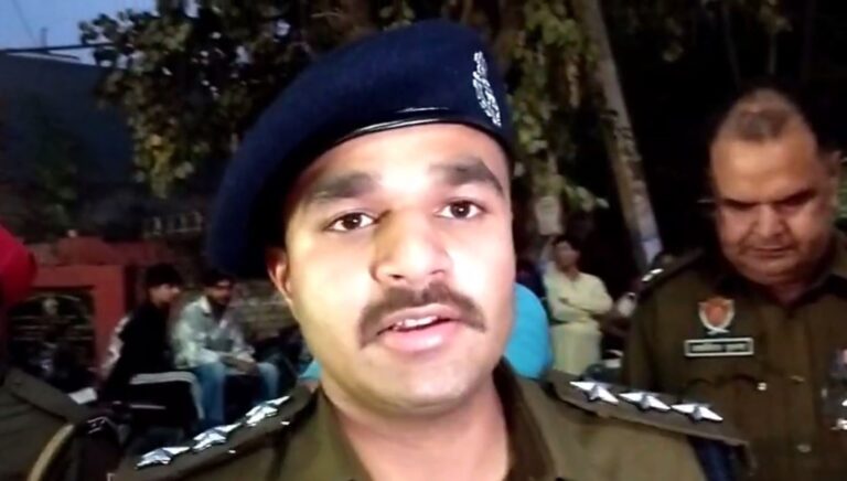 ਜਲੰਧਰ ਦੇ ਚੌਂਕ ’ਚ ਇਨਸਾਫ ਦੀ ਮੰਗ ਨੂੰ ਲੈ ਕੇ ਪ੍ਰਦਰਸ਼ਨ/ ਸ਼ੱਕੀ ਹਾਲਤਾਂ ’ਚ ਨੌਜਵਾਨ ਦੀ ਮੌਤ ਦਾ ਮੰਗਿਆ ਇਨਸਾਫ/ ਪੁਲਿਸ ਨੇ ਸ਼ਾਂਤ ਕਰਵਾਇਆ ਮਾਹੌਲ