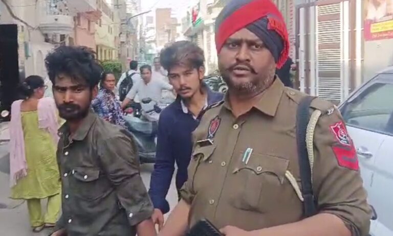 ਲੁਧਿਆਣਾ ’ਚ ਲੋਕਾਂ ਹੱਥੇ ਚੜ੍ਹੇ ਚੋਰ/ ਬੰਦ ਘਰ ਬਣਾ ਰਹੇ ਸੀ ਨਿਸ਼ਾਨਾ/ ਲੋਕਾਂ ਨੇ ਫੜ ਕੇ ਕੀਤੇ ਪੁਲਿਸ ਹਵਾਲੇ