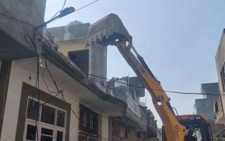 ਅੰਮ੍ਰਿਤਸਰ ਪੁਲਿਸ ਦਾ ਨਸ਼ਾ ਤਸਕਰਾਂ ਖਿਲਾਫ ਐਕਸ਼ਨ/ ਫਤਿਹ ਸਿੰਘ ਕਾਲੋਨੀ ’ਚ ਢਾਹੇ ਤਸਕਰਾਂ ਦੇ ਘਰ/ ਗੈਰ ਕਾਨੂੰਨੀ ਤਰੀਕੇ ਨਾਲ ਬਣਾਈਆਂ ਸੀ ਜਾਇਦਾਦਾਂ