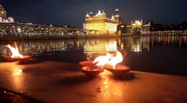 ਸ਼੍ਰੀ ਦਰਬਾਰ ਸਾਹਿਬ ਵਿਖੇ ਗੁਰਪੁਰਬ ਮੌਕੇ ਆਤਿਸ਼ਬਾਜ਼ੀ/ ਤੇਜ਼ ਬਰਸਾਤ ‘ਚ ਵੀ ਆਤਿਸ਼ਬਾਜ਼ੀ ਦਾ ਅਲੌਕਿਕ ਦ੍ਰਿਸ਼/ ਸੰਗਤਾਂ ਨੇ ਬਾਰਿਸ਼ ਦੌਰਾਨ ਵੀ ਸ਼ਰਧਾ ਨਾਲ ਭਰੀ ਹਾਜ਼ਰੀ