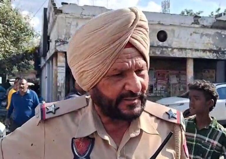 ਫਗਵਾੜਾ ’ਚ ਲੋਕਾਂ ਹੱਥੇ ਚੜ੍ਹਿਆ ਐਕਟਿਵਾ ਚੋਰ/ ਖੰਭੇ ਨਾਲ ਬੰਨ੍ਹ ਕੇ ਚਾੜਿਆ ਕੁਟਾਪਾ/ ਪੁਲਿਸ ਨੇ ਹਿਰਾਸਤ ਲੈ ਕੇ ਜਾਂਚ ਕੀਤੀ ਸ਼ੁਰੂ