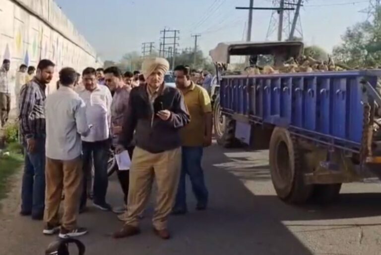 ਜਲੰਧਰ ’ਚ ਕਾਰ ਨੇ ਪਿਤਾ-ਪੁੱਤਰ ਨੂੰ ਮਾਰੀ ਟੱਕਰ/ ਪਿਤਾ ਗੰਭੀਰ ਜ਼ਖਮੀ, ਡਰਾਇਵਰ ਮੌਕੇ ਤੋਂ ਫਰਾਰ/ ਪੁੱਤਰ ਨੂੰ ਸਕੂਲ ਛੱਡਣ ਜਾ ਰਿਹਾ ਸੀ ਪਿਤਾ