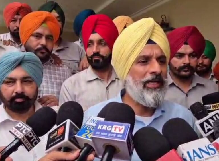 ਕਾਂਗਰਸੀ ਆਗੂ ਲਾਲ ਸਿੰਘ ਦੇ ਘਰ ਪਹੁੰਚੇ ਮਜੀਠੀਆ/ ਪਰਿਵਾਰ ਨਾਲ ਮਿਲ ਕੇ ਸਾਂਝਾ ਕੀਤਾ ਦੁੱਖ/  ਲਾਲ ਸਿੰਘ ਦੇ ਪੰਜਾਬ ਪ੍ਰਤੀ ਕੰਮਾਂ ਨੂੰ ਕੀਤਾ ਯਾਦ
