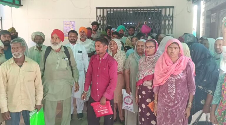 ਮਾਨਸਾ ਸੁਵਿਧਾ ਕੇਂਦਰ ਦੇ ਬਾਹਰ ਲੋਕਾਂ ਦੀ ਪ੍ਰਦਰਸ਼ਨ/ ਕਰਮਚਾਰੀਆਂ ਦੀ ਪੜਤਾਲ ਨੂੰ ਲੈ ਕੇ ਪ੍ਰਗਟਾਇਆ ਰੋਸ/ ਕੰਮ ਨਾ ਹੋਣ ’ਤੇ ਧਰਨਾ ਪ੍ਰਦਰਸ਼ਨ ਦੀ ਚਿਤਾਵਨੀ