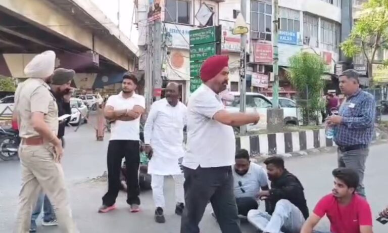 ਅੰਮ੍ਰਿਤਸਰ ’ਚ ਜਥੇਬੰਦੀਆਂ ਦਾ ਪੁਲਿਸ ਖਿਲਾਫ਼ ਪ੍ਰਦਰਸ਼ਨ/ 8 ਮਹੀਨੇ ਦੀ ਬੱਚੀ ਦੀ ਕਸਟੱਡੀ ਨੂੰ ਲੈ ਕੇ ਦਿੱਤਾ ਧਰਨਾ