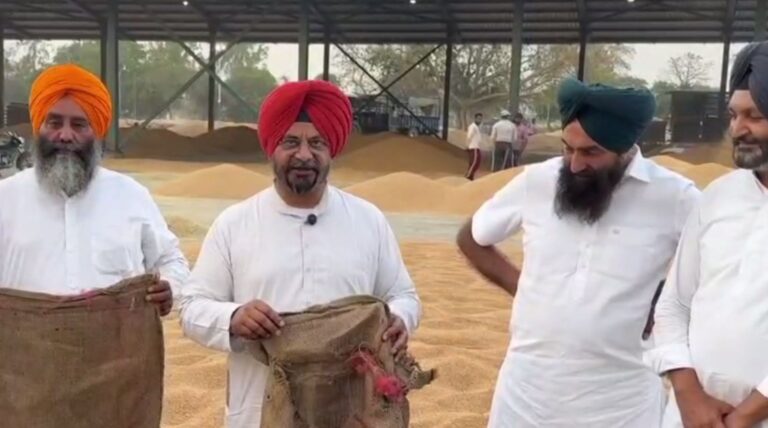 ਫਤਹਿਗੜ੍ਹ ਸਾਹਿਬ ਦੀਆਂ ਮੰਡੀਆਂ ’ਚ ਰੁਲ ਰਹੇ ਕਿਸਾਨ/ ਖਰੀਦ ਨਾ ਹੋਣ ਤੇ ਘਟੀਆ ਬਾਰਦਾਨੇ ਦੀ ਲੱਗੇ ਇਲਜ਼ਾਮ/ ਕਿਸਾਨਾਂ ਨੇ ਸਰਕਾਰ ਤੋਂ ਛੇਤੀ ਖਰੀਦ ਦੀ ਕੀਤੀ ਮੰਗ