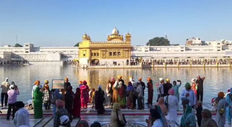 ਸ੍ਰੀ ਹਰਿਮੰਦਰ ਸਾਹਿਬ ਵਿਖੇ ਵਿਸਾਖੀ ਦੀਆਂ ਰੌਣਕਾਂ/ ਦੇਸ਼ ਵਿਦੇਸ਼ ਤੋਂ ਨਤਮਸਤਕ ਹੋਣ ਪਹੁੰਚ ਰਹੀ ਸੰਗਤ/ ਐਸਜੀਪੀਸੀ ਵੱਲੋਂ ਸੰਗਤਾਂ ਲਈ ਪੁਖਤਾ ਪ੍ਰਬੰਧ