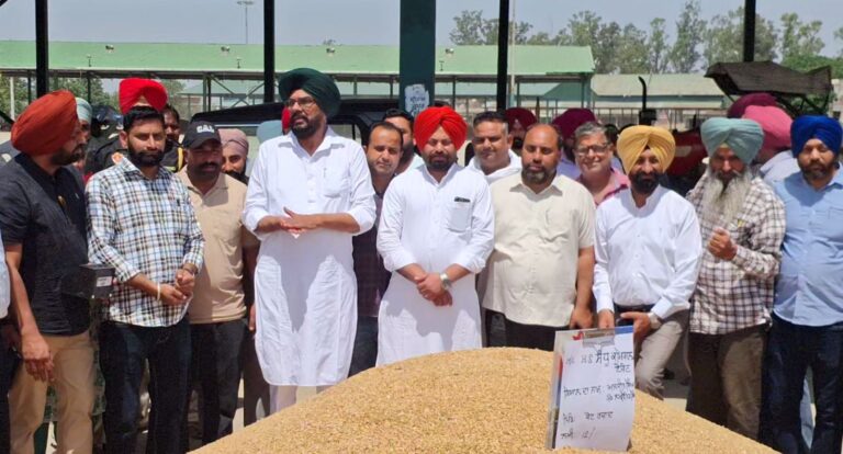 ਅਜਨਾਲਾ ਦੀਆਂ ਦਾਣਾ ਮੰਡੀਆਂ ਅੰਦਰ ਸਰਕਾਰੀ ਖਰੀਦ ਸ਼ੁਰੂ/ ਵਿਧਾਇਕ ਕੁਲਦੀਪ ਧਾਲੀਵਾਲ ਵੱਲੋਂ ਰਸਮੀ ਉਦਘਾਟਨ/ ਕੇਂਦਰ ’ਤੇ ਪੰਜਾਬ ਨਾਲ ਵਿਤਕਰੇ ਦੇ ਲਾਏ ਇਲਜ਼ਾਮ