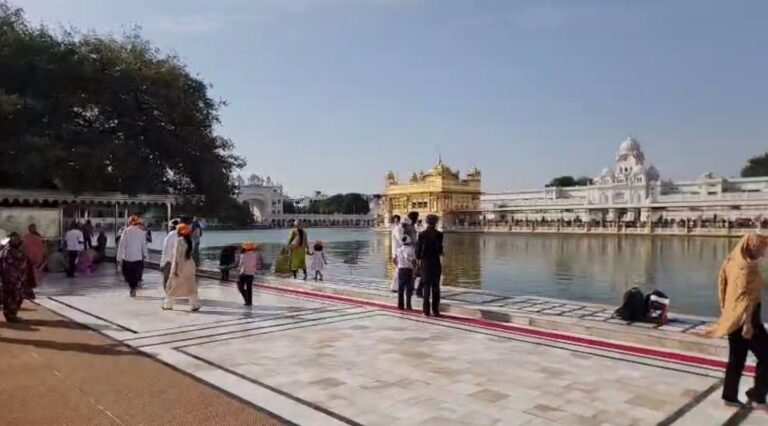 ਦਰਬਾਰ ਸਾਹਿਬ ਵਿਖੇ ਮਨਾਇਆ ਗੁਰੂ ਅੰਗਦ ਸਾਹਿਬ ਦਾ ਜਨਮ ਦਿਹਾੜਾ/ ਨਤਮਸਤਕ ਹੋਣ ਪਹੁੰਚੀ ਵੱਡੀ ਗਿਣਤੀ ਸੰਗਤ/ ਗੁਰੂ ਘਰ ਮੱਥਾ ਟੇਕ ਕੇ ਸਰਬੱਤ ਦੇ ਭਲੇ ਦੀ ਕੀਤੀ ਅਰਦਾਸ
