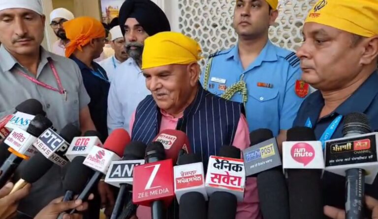 ਸ੍ਰੀ ਦਰਬਾਰ ਸਾਹਿਬ ਵਿਖੇ ਨਤਮਸਤਕ ਹੋਏ ਗਵਰਨਰ ਕਟਾਰੀਆ/ ਗੁਰੂ ਘਰ ਵਿੱਚ ਮੱਥਾ ਟੇਕ ਕੇ ਸਰਬਤ ਦੇ ਭਲੇ ਲਈ ਕੀਤੀ ਅਰਦਾਸ