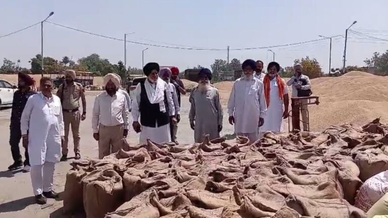 ਫਤਿਹਗੜ ਚੂੜੀਆਂ ਦਾਣਾ ਮੰਡੀ ’ਚ ਕਣਕ ਦੇ ਅੰਬਾਰ/ ਲਿਫਟਿੰਗ ਨਾ ਹੋਣ ਕਾਰਨ ਆੜਤੀ ਪ੍ਰੇਸ਼ਾਨ/ ਅਕਾਲੀ ਆਗੂ ਲੋਧੀਨੰਗਲ ਨੇ ਘੇਰੀ ਸਰਕਾਰ