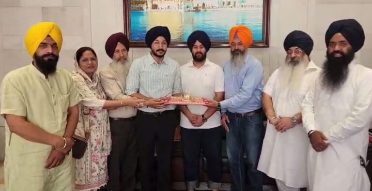 ਸ੍ਰੀ ਹਰਿਮੰਦਰ ਸਾਹਿਬ ਨਤਮਸਤਕ ਹੋਏ IAS ਗੁਰਕਵਲ ਸਿੰਘ/ ਗੁਰੂ ਘਰ ਮੱਥਾ ਟੇਕ ਕੇ ਸਰਬੱਤ ਦੇ ਭਲੇ ਦੀ ਅਰਦਾਸ/ ਸੂਚਨਾ ਕੇਂਦਰ ’ਚ ਅਧਿਕਾਰੀਆਂ ਵੱਲੋਂ ਸਨਮਾਨ