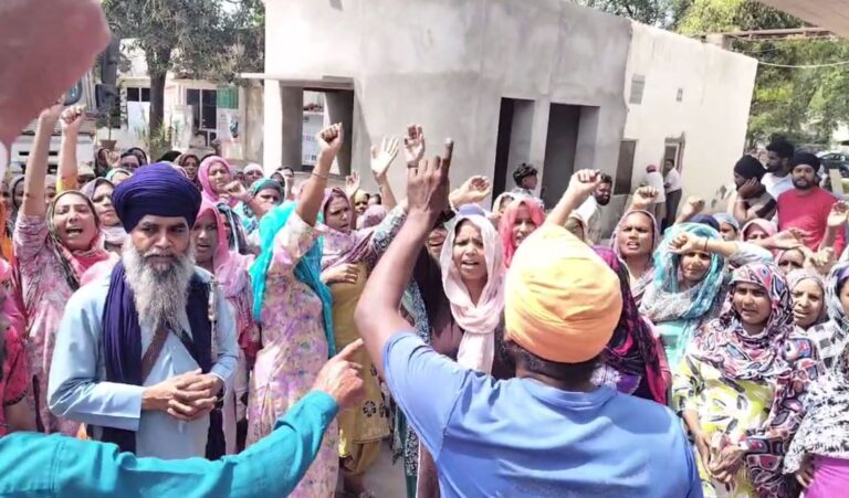 ਅੰਮ੍ਰਿਤਸਰ ਖਾਸਾ ਫੈਕਟਰੀ ’ਚ ਮਹਿਲਾ ਮੁਲਾਜ਼ਮਾਂ ਦਾ ਪ੍ਰਦਰਸ਼ਨ/  ਦਿਹਾੜੀ 300 ਤੋਂ ਵਧਾ ਕੇ 468 ਰੁਪਏ ਕਰਨ ਦੀ ਮੰਗ/ ਪ੍ਰਬੰਧਕਾਂ ’ਤੇ ਗਲਤ ਵਿਵਹਾਰ ਦੇ ਇਲਜ਼ਾਮ