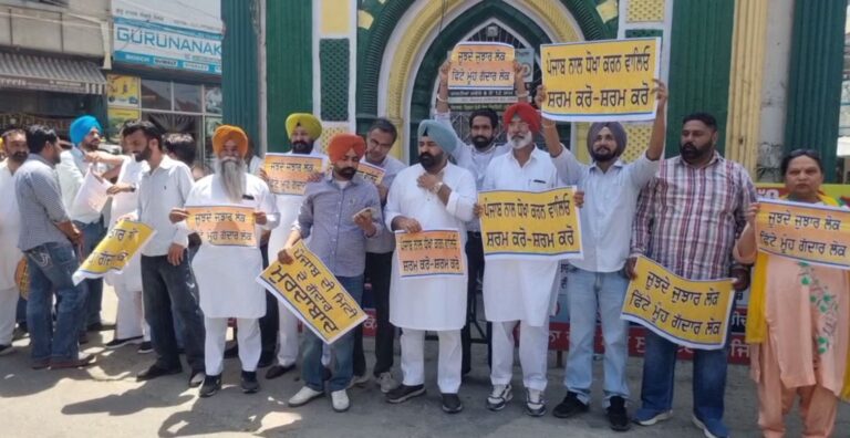 ਫਰੀਦਕੋਟ ’ਚ ਰਾਜ ਸਭਾ ਮੈਂਬਰਾਂ ਖਿਲਾਫ ਪ੍ਰਦਰਸ਼ਨ/ ਆਪ ਵਰਕਰਾਂ ਨੇ ਪੁਤਲੇ ਫੂਕ ਕੇ ਕੀਤੀ ਨਾਅਰੇਬਾਜ਼ੀ/ ਭਾਜਪਾ ’ਚ ਸ਼ਾਮਲ ਹੋਣ ’ਤੇ ਦਿੱਤਾ ਗੱਦਾਰ ਦਾ ਖਿਤਾਬ