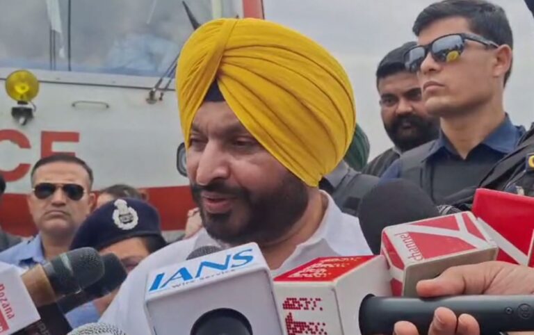 ਸ਼ੰਭੂ ਬਾਰਡਰ ਪਹੁੰਚੇ ਕੇਂਦਰੀ ਰਾਜ ਮੰਤਰੀ ਰਵਨੀਤ ਬਿੱਟੂ/ ਰੇਲਵੇ ਲਾਈਨ ’ਤੇ ਹੋਏ ਬਲਾਸਟ ਵਾਲੀ ਥਾਂ ਦਾ ਕੀਤਾ ਦੌਰਾ