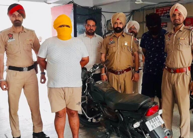 ਅੰਮ੍ਰਿਤਸਰ ਪੁਲਿਸ ਨੇ ਸੁਲਝਾਇਆ ਚੈਨੀ ਖੋਹ ਮਾਮਲਾ/ ਦੋ ਮੁਲਜ਼ਮ ਖੋਹਸ਼ੁਦਾ ਚੈਨੀ ਤੇ ਮੋਟਰ ਸਾਇਕਲ ਸਮੇਤ ਕਾਬੂ
