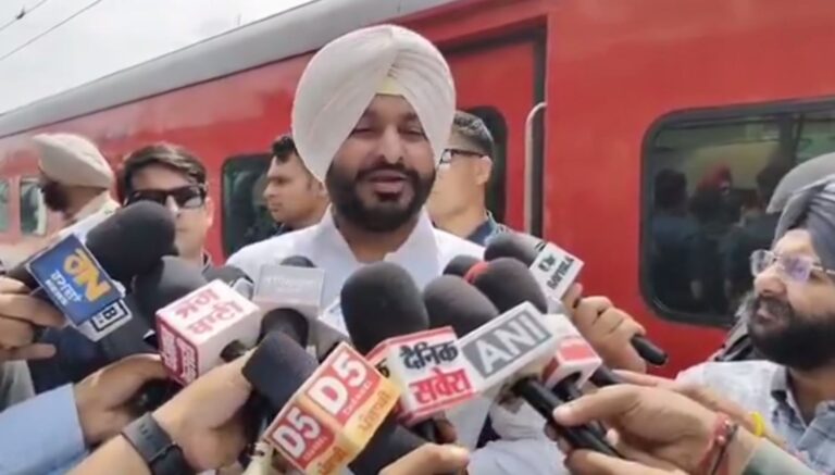 ਰਵਨੀਤ ਬਿੱਟੂ ਨੇ ਰਾਘਵ ਚੱਢਾ ਮਾਮਲੇ ’ਚ ਘੇਰੀ ਸਰਕਾਰ/ ਰਾਘਵ ਚੱਢਾ ਨੂੰ ਏਟੀਐਮ ਵਾਂਗ ਵਰਤਣ ਦੇ ਲਾਏ ਇਲਜ਼ਾਮ