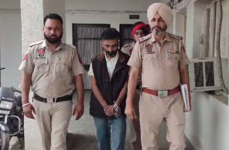 ਅਬੋਹਰ ਪੁਲਿਸ ਵੱਲੋਂ ਨਸ਼ੇ ਸਮੇਤ ਕਾਰ ਸਵਾਰ ਕਾਬੂ/ ਫਰੀਦਕੋਟ ਵਾਸੀ ਤੋਂ 20 ਗਰਾਮ ਹੈਰੋਇਨ ਬਰਾਮਦ/ ਪੁਲਿਸ ਨੇ ਕੇਸ ਦਰਜ ਕਰ ਕੇ ਜਾਂਚ ਕੀਤੀ ਸ਼ੁਰੂ