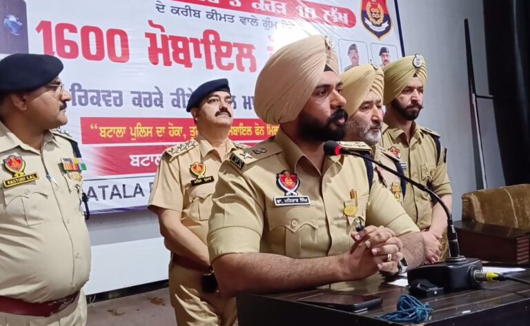 ਬਟਾਲਾ ਪੁਲਿਸ ਦਾ ਨੇਕ ਉਪਰਾਲਾ/ ਮਾਲਕਾਂ ਨੂੰ ਸੌਂਪੇ 250 ਮੋਬਾਈਲ ਫੋਨ/ ਲੱਖਾਂ ਰੁਪਏ ਦੱਸੀ ਜਾ ਰਹੀ ਕੀਮਤ
