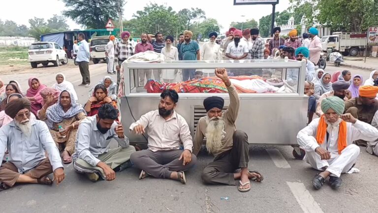 ਫਤਹਿਗੜ੍ਹ ਐਸਐਸਪੀ ਦਫਤਰ ਅੱਗੇ ਰੋਸ ਪ੍ਰਦਰਸ਼ਨ/ ਲੜਕੀ ਦੀ ਲਾਸ਼ ਰੱਖ ਕੇ ਮੰਗਿਆ ਇਨਸਾਫ਼/ ਸਹੁਰਾ ਪਰਿਵਾਰ ’ਤੇ ਕਾਰਵਾਈ ਦੀ ਕੀਤੀ ਮੰਗ