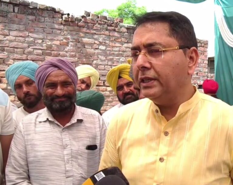 ਸੰਗਰੂਰ ਦੇ ਪਿੰਡਾਂ ਦਾ ਅਮਨ ਅਰੋੜਾ ਵੱਲੋਂ ਦੌਰਾ/ ਲੋਕਾਂ ਦੀਆਂ ਸੁਣੀਆਂ ਸਮੱਸਿਆਵਾਂ, ਵਿਕਾਸ ਦੇ ਵੰਡੇ ਚੈੱਕ