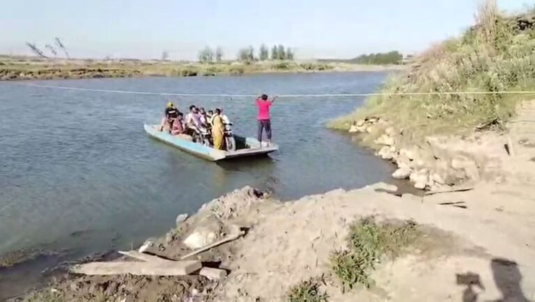 ਗੁਰਦਾਸਪੁਰ ਦੇ ਰਾਵੀ ਦਰਿਆ ਪਾਰਲੇ ਲੋਕ ਡਾਢੇ ਪ੍ਰੇਸ਼ਾਨ/ ਪ੍ਰਸ਼ਾਸਨ ਤੋਂ ਰਾਵੀ ਦਰਿਆ ਤੇ ਪੱਕਾ ਪੁਲ ਬਣਾਉਣ ਦੀ ਮੰਗ