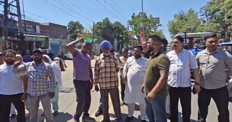 ਜਲੰਧਰ ਦੀ ਫੈਕਟਰੀ ’ਚ ਕਰੰਟ ਨਾਲ ਸਖਸ਼ ਦੀ ਮੌਤ/ ਪਰਿਵਾਰ ਨੇ ਰੋਡ ਜਾਮ ਕਰ ਕੇ ਕੀਤਾ ਪ੍ਰਦਰਸ਼ਨ