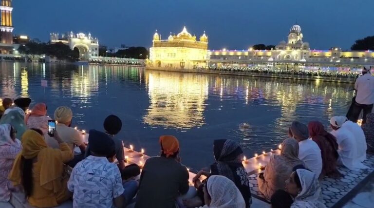 ਸ੍ਰੀ ਦਰਬਾਰ ਸਾਹਿਬ ਵਿਖੇ ਪ੍ਰਕਾਸ਼ ਦਿਹਾੜੇ ਦੀਆਂ ਰੌਣਕਾਂ/ ਸੰਗਤਾਂ ਵੱਲੋਂ ਕੀਤੀ ਗਈ ਦੀਪਮਾਲਾ ਤੇ ਆਤਿਸ਼ਬਾਜ਼ੀ/  ਗੁਰੂਆਂ ਦੇ ਦਰਸਾਏ ਮਾਰਗ ‘ਤੇ ਚੱਲਣ ਦਾ ਸੰਦੇਸ਼
