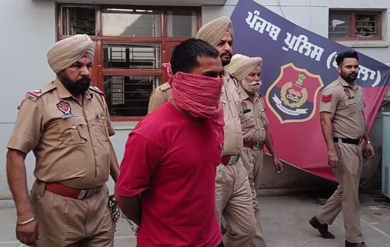 ਬਟਾਲਾ ਪੁਲਿਸ ਵੱਲੋਂ ਲੁੱਟ-ਖੋਹ ਗਰੋਹ ਦਾ ਮੈਂਬਰ ਕਾਬੂ/ ਦੋ ਸਕੇ ਭਰਾਵਾਂ ’ਚੋਂ ਇਕ ਕਾਬੂ, ਦੂਜੇ ਭੱਜਣ ’ਚ ਕਾਮਯਾਬ/ ਦੋ ਪਿਸਟਲ, ਕਾਰਤੂਸ, ਹੈਰੋਇਨ ਤੇ ਡਰੱਗ ਮਨੀ ਬਰਾਮਦ