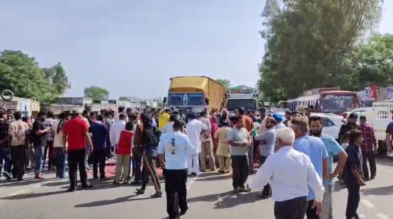 ਜਲੰਧਰ ਦੇ ਪਿੰਡ ਕੁਰਾੜੀ ’ਚ ਨੌਜਵਾਨ ਦੀ ਮੌਤ/ ਛੱਪੜ ਅੰਦਰ ਡੁੱਬਣ ਕਾਰਨ ਗਈ ਜਾਨ/ ਪਰਿਵਾਰ ਨੇ ਲਾਸ਼ ਸੜਕ ਤੇ ਰੱਖ ਕੇ ਦਿੱਤਾ ਧਰਨਾ