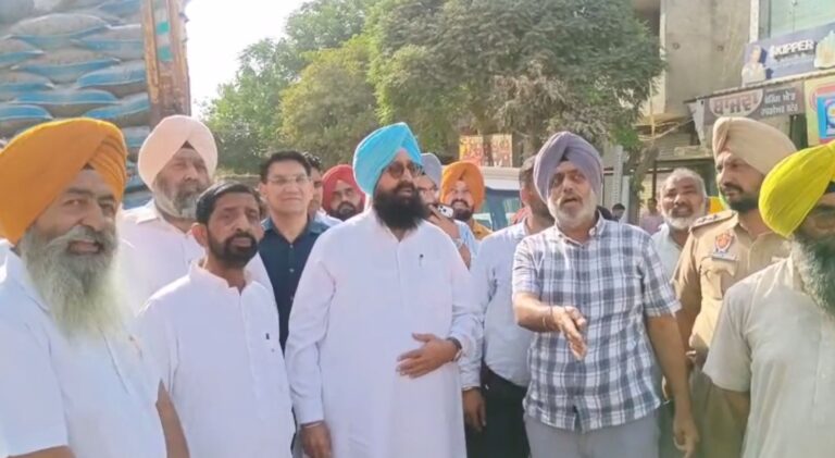 ਧਾਰੀਵਾਲ ਦੇ ਡੱਡਵਾਂ ਰੋਡ ਨੂੰ ਲੈ ਕੇ ਸਿਆਸਤ ਗਰਮਾਈ/ ਵਿਰੋਧੀ ਧਿਰ ਦੇ ਆਗੂ ਪ੍ਰਤਾਪ ਬਾਜਵਾ ਨੇ ਕੀਤਾ ਦੌਰਾ/ ਸੜਕ ਬਣਾਉਣ ’ਚ ਦੇਰੀ ਨੂੰ ਲੈ ਕੇ ਘੇਰੀ ਸਰਕਾਰ