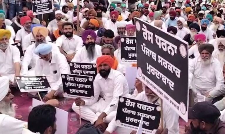 ਅੰਮ੍ਰਿਤਸਰ ਦੇ ਭੰਡਾਰੀ ਪੁਲ ‘ਤੇ ਕਾਂਗਰਸ ਦਾ ਧਰਨਾ/ ਵਰਕਰਾਂ ਨੂੰ ਫ਼ਸਲ ਕੱਟਣ ਤੋਂ ਰੋਕਣ ਦੇ ਲਾਏ ਇਲਜ਼ਾਮ/ ਸੰਘਰਸ਼ ਤੇਜ਼ ਕਰਨ ਦੀ ਚਿਤਾਵਨੀ