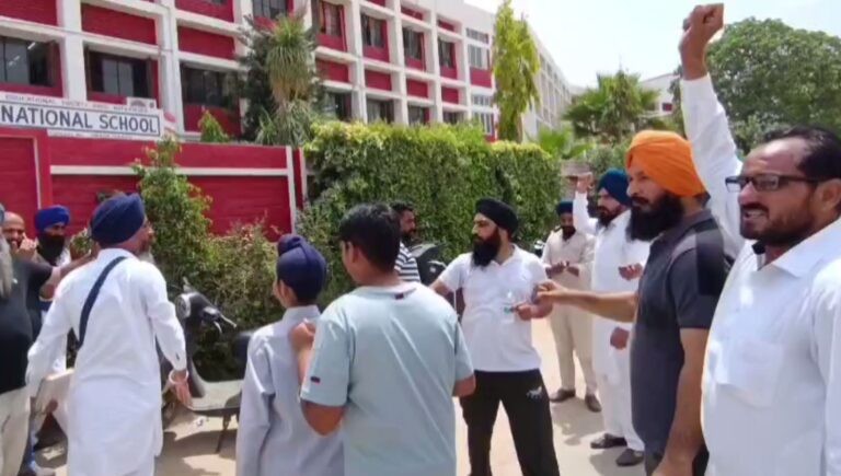ਫਰੀਦਕੋਟ ’ਚ ਜਥੇਬੰਦੀਆਂ ਦਾ ਅਧਿਆਪਕਾਂ ਖਿਲਾਫ਼ ਪ੍ਰਦਰਸ਼ਨ/ ਇੰਦਰਾ ਗਾਂਧੀ ਬਾਰੇ ਬੱਚੇ ਦਾ ਸਵਾਲ ਸੁਣ ਮਾਰਿਆ ਥੱਪੜ/ ਜਥੇਬੰਦੀਆਂ ਨੇ ਸਕੂਲ ਖਿਲਾਫ਼ ਕੀਤੀ ਨਾਅਰੇਬਾਜ਼ੀ