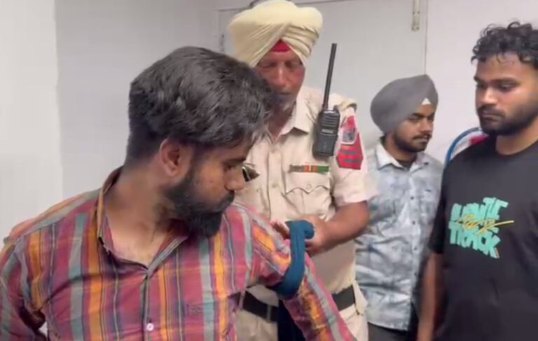 ਤਰਨ ਤਾਰਨ ’ਚ ਕੱਪੜੇ ਦੇ ਸ਼ੋਅਰੂਮ ’ਚ ਚੋਰੀ/ ਮੁਲਾਜ਼ਮਾਂ ਨੇ ਕਾਬੂ ਕੀਤੇ ਚੋਰ/ ਫੜ ਕੇ ਕੀਤਾ ਪੁਲਿਸ ਹਵਾਲੇ, ਘਟਨਾ ਸੀਸੀਟੀਵੀ ’ਚ ਕੈਦ