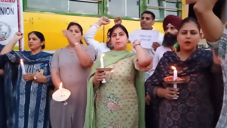 ਧਾਰੀਵਾਲ ਦੇ ਨਿੱਜੀ ਕਾਲਜ ਦੇ ਬਾਹਰ ਟੀਚਰ ਯੂਨੀਅਨ ਦਾ ਧਰਨਾ/ ਦੋ ਪ੍ਰੋਫੈਸਰਾਂ ਨੂੰ ਨੌਕਰੀਓ ਕੱਢੇ ਜਾਣ ਦਾ ਕੀਤਾ ਵਿਰੋਧ/ ਬੱਸ ਸਟੈਂਡ ਤੇ ਲਾਇਆ ਜਾਮ, ਬਹਾਲ ਕਰਨ ਦੀ ਕੀਤੀ ਮੰਗ