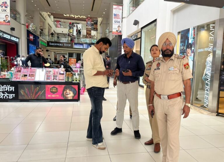 ਅੰਮ੍ਰਿਤਸਰ ਪੁਲਿਸ ਨੇ ਵਧਾਈ ਚੌਕਸੀ/  ਪੁਲਿਸ ਤੇ ਐਸਪੀਜੀ ਵੱਲੋਂ ਚੈਕਿੰਗ/ ਅੰਦਰੂਨੀ ਦੇ ਬਾਹਰੀ ਇਲਾਕਿਆਂ ’ਚ ਨਾਕੇਬੰਦੀ