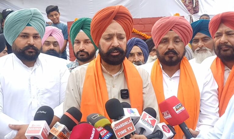 ਫਤਹਿਗੜ੍ਹ ਸਾਹਿਬ ਦੇ ਵਿਧਾਇਕ ਰਾਏ ਵੱਲੋਂ ਸੜਕ ਦਾ ਨੀਂਹ-ਪੱਥਰ/ 4 ਕਰੋੜ 33 ਲੱਖ ਨਾਲ ਬਣੇਗੀ 8 ਕਿਲੋਮੀਟਰ ਲੰਮੀ ਸੜਕ