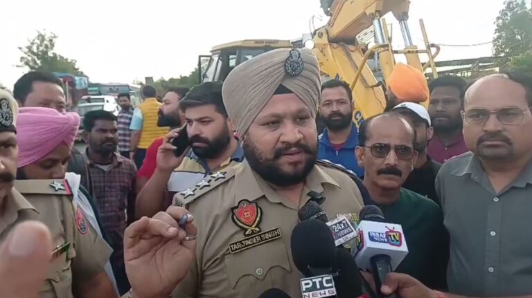 ਗੁਰਦਾਸਪੁਰ ਦੇ ਬੱਬਰੀ ਬਾਈਪਾਸ ’ਤੇ ਭਿਆਨਕ ਹਾਦਸਾ/ ਡਿਵਾਈਡਰ ਟੱਪ ਕਾਰ ਉਪਰ ਪਲਟੀ ਬੇਕਾਬੂ ਬੱਸ/ 25 ਲੋਕ ਜ਼ਖਮੀ, ਵਾਲ ਵਾਲ ਬਚਿਆ ਕਾਰ ਚਾਲਕ