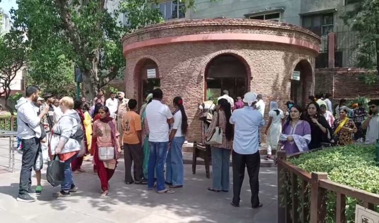 ਜ਼ਲ੍ਹਿਆਂਵਾਲਾ ਬਾਗ ਵਿਖੇ ਸ਼ਰਧਾਜਲੀ ਦੇਣ ਪਹੁੰਚੇ ਸ਼ਹੀਦਾਂ ਦੇ ਪਰਿਵਾਰ/  ਆਪਣੇ ਪਰਿਵਾਰਕ ਮੈਂਬਰਾਂ ਦੀ ਸ਼ਹੀਦੀ ਨੂੰ ਕੀਤਾ ਯਾਦ/ ਸ਼ਹੀਦਾਂ ਦੇ ਪਰਿਵਾਰਾਂ ਨੂੰ ਬਣਦਾ ਮਾਣ ਨਾ ਦੇਣ ਦੇ ਲਾਏ ਇਲਜ਼ਾਮ