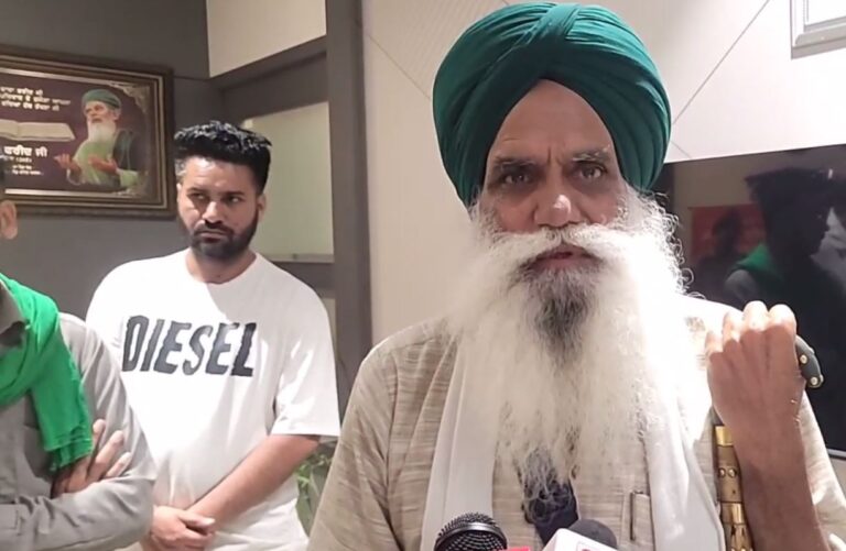 ਫਰੀਦਕੋਟ ਦੇ ਬੈਂਕ ਅੱਗੇ ਕਿਸਾਨਾਂ ਦਾ ਧਰਨਾ ਜਾਰੀ/ ਕਿਸਾਨ ਭਰਾਵਾਂ ਦੀ ਆਤਮ-ਹੱਤਿਆ ਨੂੰ ਲੈ ਕੇ ਪ੍ਰਦਰਸ਼ਨ