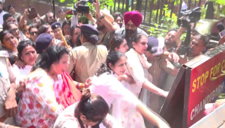 ਚੰਡੀਗੜ੍ਹ ਵਿਖੇ ਭਾਜਪਾ ਮਹਿਲਾ ਮੋਰਚਾ ਦਾ ਪ੍ਰਦਰਸ਼ਨ/ ਮਹਿਲਾ ਰਾਖਵਾਕਰਨ ਬਿੱਲ ਰੋਕਣ ਵਿਰੁਧ ਨਾਅਰੇਬਾਜ਼ੀ/ ਮੁੱਖ ਮੰਤਰੀ ਮਾਨ ਦੀ ਰਿਹਾਇਸ਼ ਵੱਲ ਮਾਰਚ ਦੀ ਕੋਸ਼ਿਸ਼