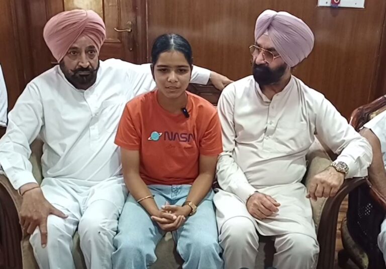 ਫਤਹਿਗੜ੍ਹ ਸਾਹਿਬ ਦੀ ਖੁਸ਼ਮਨ ਚੀਮਾ ਨੇ ਵਧਾਇਆ ਮਾਣ/ ਯੂਨਾਈਟਿਡ ਕੋਲਕਾਤਾ ਫੁੱਟਬਾਲ ਕਲੱਬ ਲਈ ਹੋਈ ਚੋਣ/ ਫੁੱਟਬਾਲ ਸੰਸਥਾ ਵੱਲੋਂ ਵਿਸ਼ੇਸ਼ ਸਨਮਾਨ