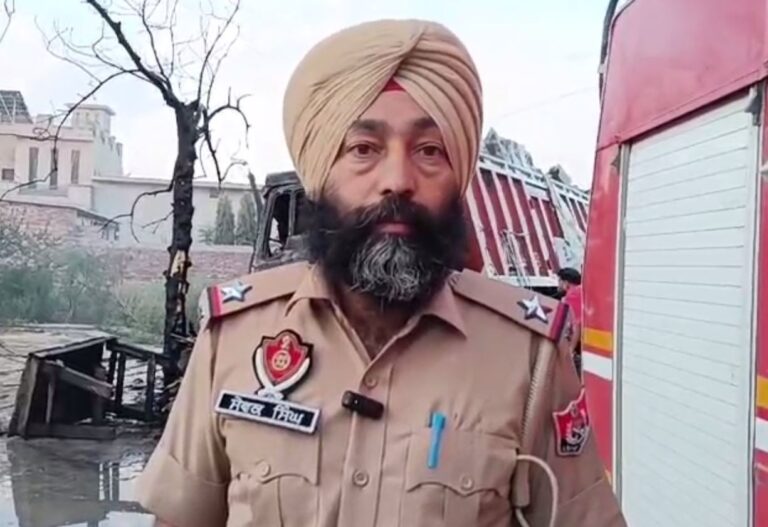 ਫਿਰੋਜ਼ਪੁਰ ’ਚ ਘੋੜਾ ਟਰਾਲਾ ਤੇ ਟਰੱਕ ਵਿਚਾਲੇ ਟੱਕਰ/ ਟੱਕਰ ਬਾਦ ਦੋਵੇਂ ਵਾਹਨਾਂ ਨੂੰ ਲੱਗੀ ਅੱਗ/ ਜਿੰਦਾ ਸੜਿਆ ਡਰਾਈਵਰ, ਪੁਲਿਸ ਕਰ ਰਹੀ ਜਾਂਚ