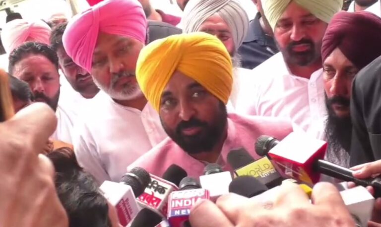 ਜੱਦੀ ਪਿੰਡ ਸਤੌਜ ਪਹੁੰਚੇ ਮੁੱਖ ਮੰਤਰੀ ਮਾਨ ਦਾ ਵਿਰੋਧੀਆਂ ’ਤੇ ਤੰਜ਼/ ਪਾਰਟੀ ਟੁੱਟਣ ਦੇ ਦਾਅਵਿਆਂ ਦਾ ਮੋੜਵਾਂ ਜਵਾਬ/ ਕਿਹਾ, ਝਾੜੂ ਕੁੱਝ ਤੀਲੇ ਨਿਕਲਣ ਬਾਅਦ ਵੀ ਸਫਾਈ ਕਰਦਾ ਰਹਿੰਦੈ