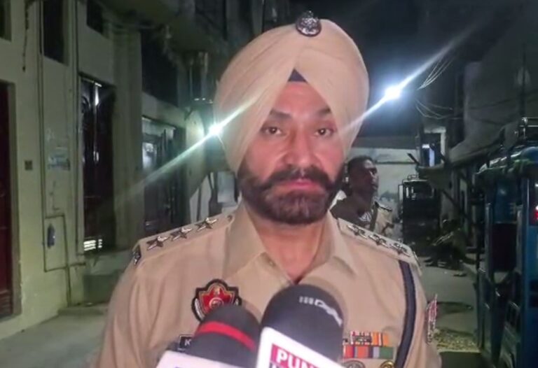 ਲੁਧਿਆਣਾ ’ਚ ਮੋਬਾਈਲ ਦੀ ਦੁਕਾਨ ’ਤੇ ਲੁੱਟ/ ਭੱਜਣ ਦੀ ਕੋਸ਼ਿਸ਼ ਦੌਰਾਨ ਲੋਕਾਂ ਨਾਲ ਝੜਪ/ ਗੋਲੀਆਂ ਚਲਾ ਕੇ ਹੋਏ ਫਰਾਰ