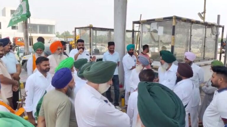 ਫਿਰੋਜ਼ਪੁਰ ’ਚ ਟੋਲ ਪਲਾਜਾ ’ਤੇ ਟਲਿਆ ਵੱਡਾ ਹਾਦਸਾ/ ਬਾਲ ਬਾਲ ਬਚੇ ਸਕੂਲ ਜਾਂਦੇ ਬੱਚੇ/ ਪਰਿਵਾਰ ਨੇ ਟੋਲ ਪਲਾਜ਼ਾ ਪ੍ਰਬੰਧਕਾਂ ਖਿਲਾਫ ਧਰਨਾ
