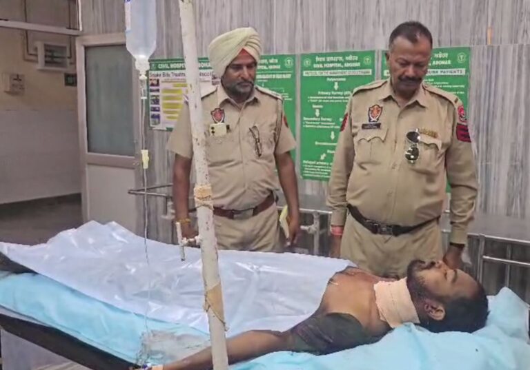 ਅਬੋਹਰ ’ਚ ਨੌਜਵਾਨ ਵੱਲੋਂ ਖੁਦਕੁਸ਼ੀ ਦੀ ਕੋਸ਼ਿਸ਼/ ਤੇਜ਼ਧਾਰ ਚੀਜ਼ ਨਾਲ ਵੱਢਿਆ ਖੁਦ ਦਾ ਗਲਾ/ ਇਲਾਜ ਦੌਰਾਨ ਲਾਹ ਦਿੱਤੀਆਂ ਪੱਟੀਆਂ