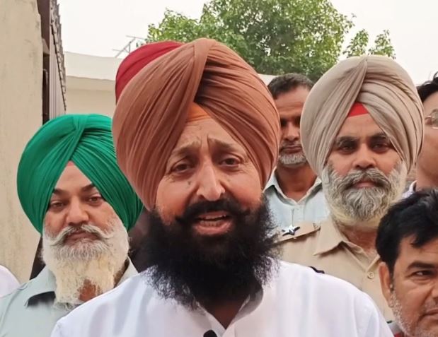 ਗੁਰਦਾਸਪੁਰ ਦੇ ਧਾਰੀਵਾਲ ’ਚ ਅਕਾਲੀ ਦਲ ਨੂੰ ਝਟਕਾ/ ਬਲਾਕ ਸੈਕਟਰੀ ਸਾਥੀਆਂ ਸਮੇਤ ਕਾਂਗਰਸ ’ਚ ਸ਼ਾਮਲ/ ਪ੍ਰਤਾਪ ਬਾਜਵਾ ਨੇ ਕੀਤਾ ਸਵਾਗਤ