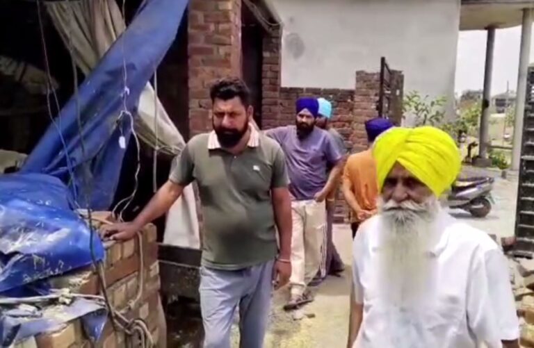 ਗੁਰਦਾਸਪੁਰ ’ਚ ਤੂਫਾਨ ਕਾਰਨ ਟੁੱਟਾ ਕਿਸਾਨ ਦਾ ਘਰ/ ਘਰ ਦੀਆਂ ਦੀਵਾਰਾਂ ਡਿੱਗੀਆਂ, ਡੰਗਰਾਂ ਦੇ ਉੱਡੇ ਸ਼ੈਡ/ ਗੁਆਢੀਆਂ ਦਾ ਵੀ ਨੁਕਸਾਨ, ਪੀੜਤਾਂ ਨੇ ਮੰਗਿਆ ਇਨਸਾਫ਼